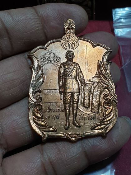 เหรียญ รัชกาลที่ 5 หลังพระแก้วมรกต พระมหากษัตริย์ 9 รัชกาล ครองกรุงรัตนโกสินทร์ 200 ปี ปี 25

สภาพสวยแชมป์ รูปที่ 4