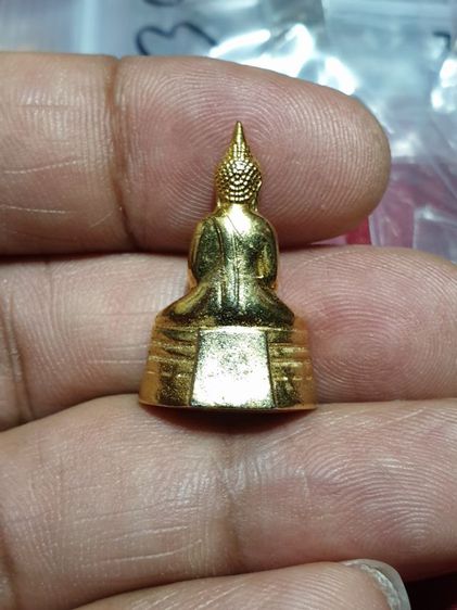 รูปหล่อหลวงพ่อโสธร กะไหล่ทอง ปี 49 สภาพสวย ก้นเลเซอร์โค้ดและหมายเลข รูปที่ 3