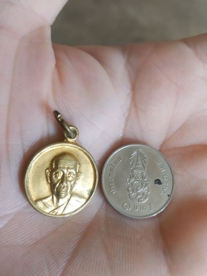 พระเหรียญเนื้อกะไหล่ทองพิมพ์เล็ก(พระหลวงพ่อสมศักดิ์วัดธรรมศาลา(80ปี)(จังหวัดนครปฐมปี2538))พระบ้านพระเครื่องรางของมงคล รูปที่ 2
