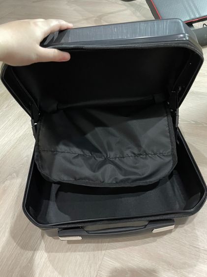 BlackCase กระเป๋าเดินทางของใหม่ ป้ายห้อย โคตรสวย ของจริงเป้นสีดำแบบเงาๆ มีสายคล้องกระเป๋าได้ด้วย รูปที่ 6