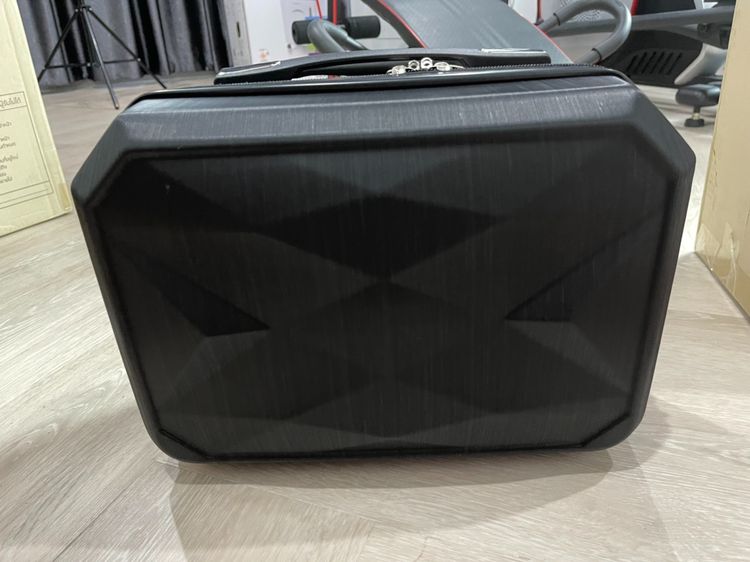 BlackCase กระเป๋าเดินทางของใหม่ ป้ายห้อย โคตรสวย ของจริงเป้นสีดำแบบเงาๆ มีสายคล้องกระเป๋าได้ด้วย รูปที่ 3