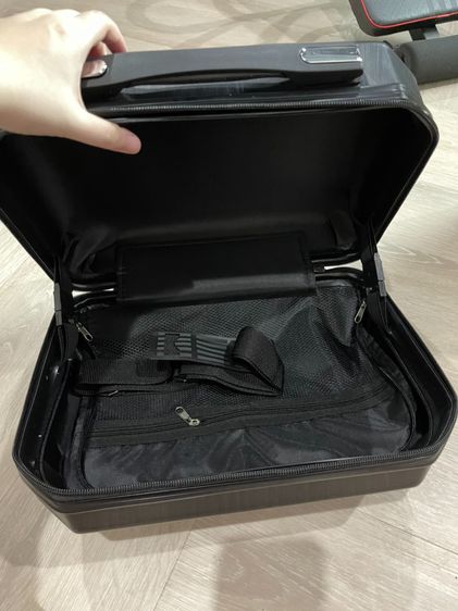 BlackCase กระเป๋าเดินทางของใหม่ ป้ายห้อย โคตรสวย ของจริงเป้นสีดำแบบเงาๆ มีสายคล้องกระเป๋าได้ด้วย รูปที่ 5