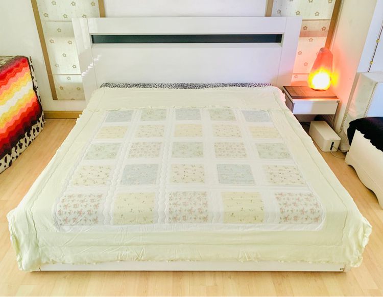 ผ้านวมและผ้าคลุมเตียง ผ้านวม (ผืนใหญ่) ขนาด 6.5ฟุต สีเขียวอ่อนตารางลายดอกวินเทจมีระบายรอบด้าน สไตล์วินเทจ ยี่ห้อ Arnaldo Bassini