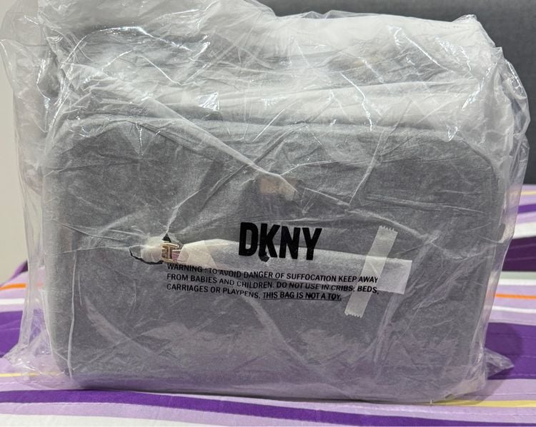 DKNY CHELSEA Camera Bag  8 นิ้ว สีดำ รูปที่ 6