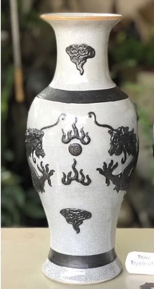  Antique Signed Chinese White Crackle Porcelain Vase with Black Dragon Decoration แจกันเดี่ยว แจกันจีนเนื้อกระเบื้องลายมังกรคู่ 5 เล็บ รูปที่ 6
