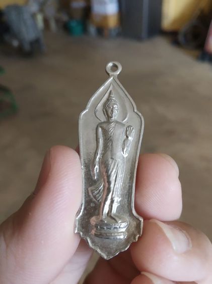 พระเหรียญเนื้อชินตะกั่ว(พระพุทธยี่สิบห้าศตวรรษเนื้อชินตะกั่วเหลือเนื้อผิวขัดเงา(ไม่ทราบเกจิ))พระบ้านพระเครื่องรางของมงคล รูปที่ 4