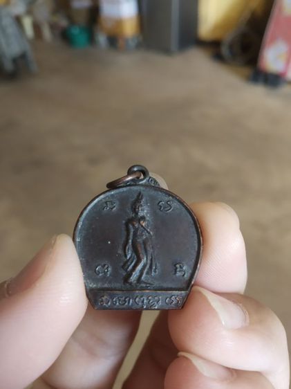 พระเหรียญเนื้อทองแดงรมดำ(พระพุทธลีลายอดเขาคิชฌกูฏหลังรอยพระพุทธบาท(จังหวัดจันทบุรี))พระบ้านพระเครื่องรางของมงคล รูปที่ 3