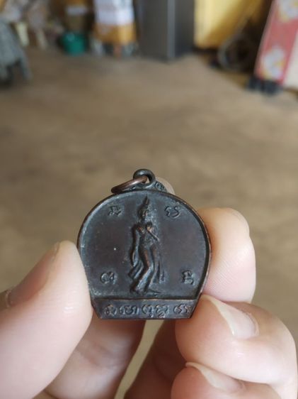 พระเหรียญเนื้อทองแดงรมดำ(พระพุทธลีลายอดเขาคิชฌกูฏหลังรอยพระพุทธบาท(จังหวัดจันทบุรี))พระบ้านพระเครื่องรางของมงคล รูปที่ 2