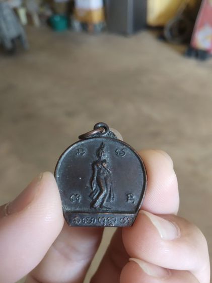 พระเหรียญเนื้อทองแดงรมดำ(พระพุทธลีลายอดเขาคิชฌกูฏหลังรอยพระพุทธบาท(จังหวัดจันทบุรี))พระบ้านพระเครื่องรางของมงคล รูปที่ 8