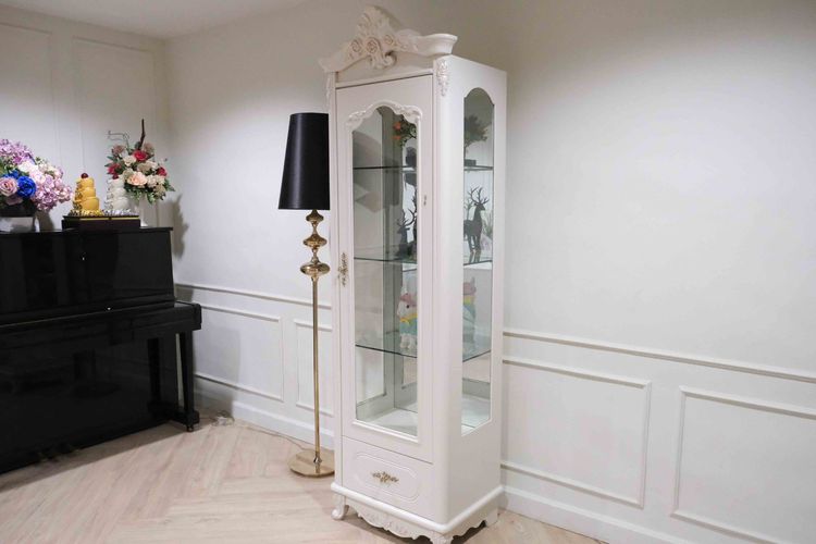 ตู้ชั้นวางกระจก 4ชั้น 1ลิ้นชัก ตู้โชว์กระจก สามารถใส่ไฟติดในตัวตู้ สีขาว หลุยส์สวยงามหรูหรา 