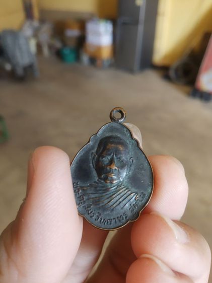 พระเหรียญเนื้อทองแดงรมดำ(เหรียญพระรูปเหมือนพระครูสมรวิทยากร(สุมะโน)(วัดเหนือ)(จังหวัดราชบุรี))พระบ้านพระเครื่องรางของมงคล รูปที่ 2