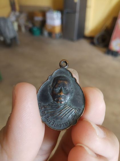 พระเหรียญเนื้อทองแดงรมดำ(เหรียญพระรูปเหมือนพระครูสมรวิทยากร(สุมะโน)(วัดเหนือ)(จังหวัดราชบุรี))พระบ้านพระเครื่องรางของมงคล รูปที่ 4