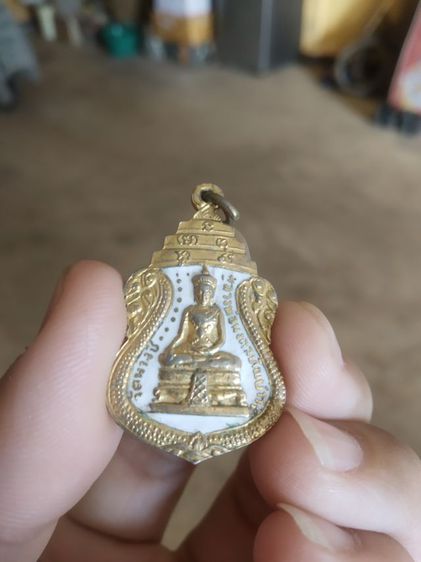 พระเหรียญเนื้อกะไหล่ทอง(พระพิมพ์พระหลวงพ่อมงคลทิพย์วารี(วัดนางชี)(จังหวัดกรุงเทพมหานครปี2538))พระบ้านพระเครื่องรางของมงคล รูปที่ 2