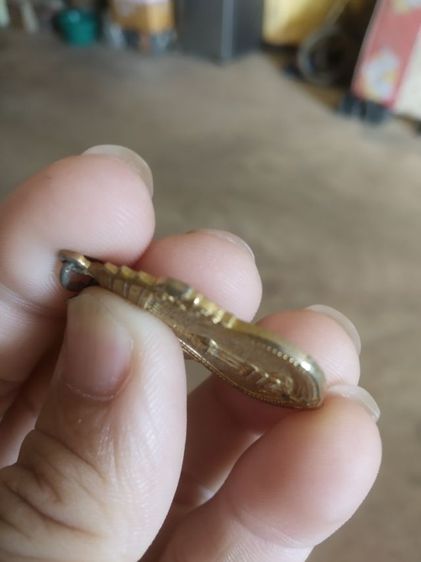 พระเหรียญเนื้อกะไหล่ทอง(พระพิมพ์พระหลวงพ่อมงคลทิพย์วารี(วัดนางชี)(จังหวัดกรุงเทพมหานครปี2538))พระบ้านพระเครื่องรางของมงคล รูปที่ 9