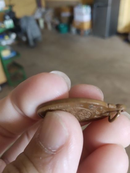 พระเหรียญเนื้อทองแดง(พระรูปเหมือนพระครูมงคลเขมาจารย์หลังยันต์(วัดบ้านดอยกลอย)(จังหวัดมหาสารคามปี2548)(84ปี))พระบ้านพระเครื่องรางของมงคล รูปที่ 18