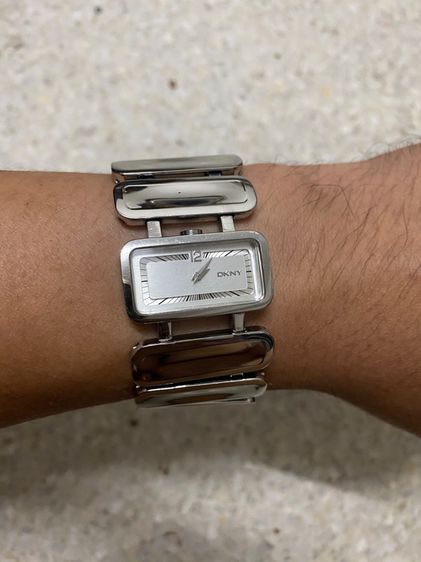 นาฬิกายี่ห้อ DKNY  ของแท้มือสอง สแตนเลสสายใหญ่ วงรอบข้อมือ 6 นิ้ว  950฿ รูปที่ 11
