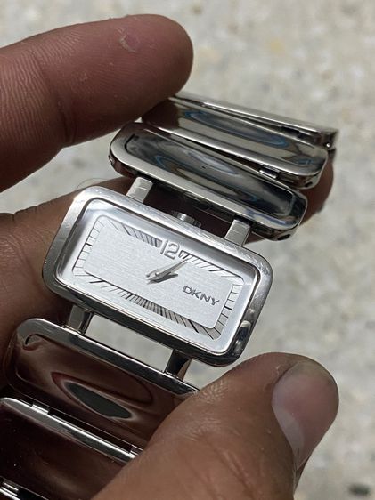 นาฬิกายี่ห้อ DKNY  ของแท้มือสอง สแตนเลสสายใหญ่ วงรอบข้อมือ 6 นิ้ว  950฿ รูปที่ 5