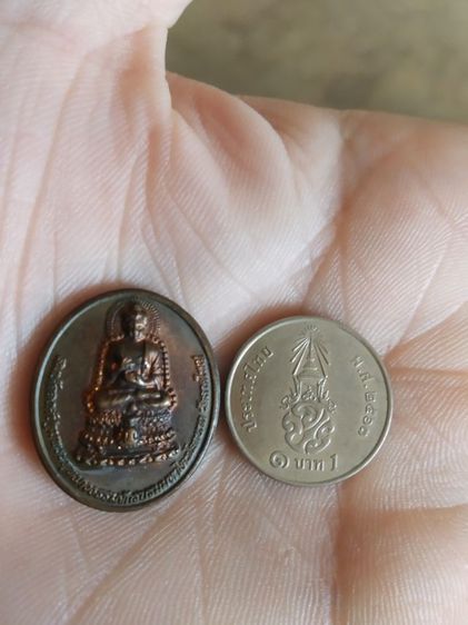 พระเหรียญเนื้อทองแดง(เหรียญสมเด็จองค์ปฐมพระพุทธภวธรรมจักรบรมมหาไตรโลกนาถหนังพระหลวงปู่เทพโลกอุดร(วัดลาดใหญ่)(จังหวัดสมุทรสาคร))พระเครื่องราง รูปที่ 8