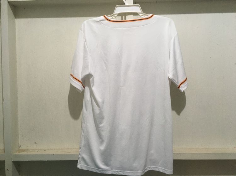 เสื้อเบสบอล TOKYO แบรนด์ UNDER ARMOUR สีขาว รูปที่ 2