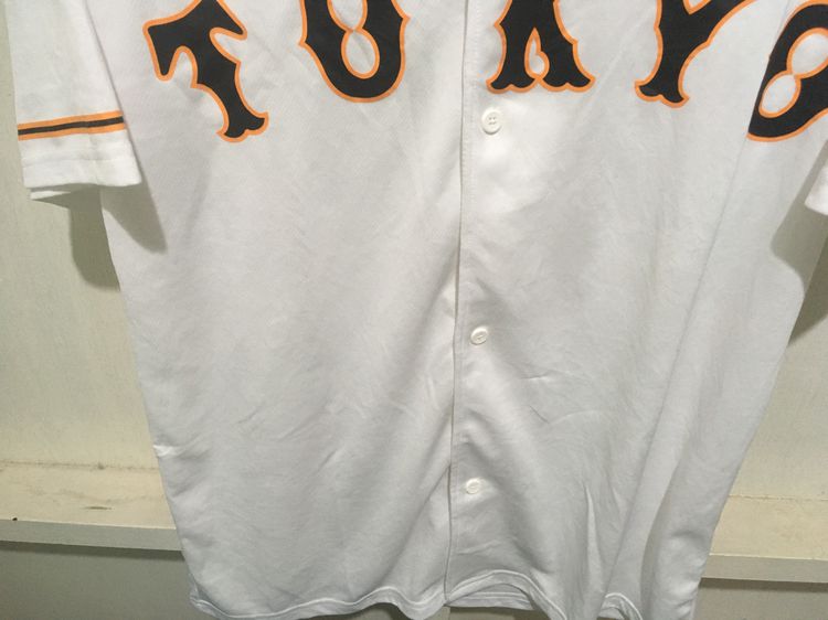 เสื้อเบสบอล TOKYO แบรนด์ UNDER ARMOUR สีขาว รูปที่ 4