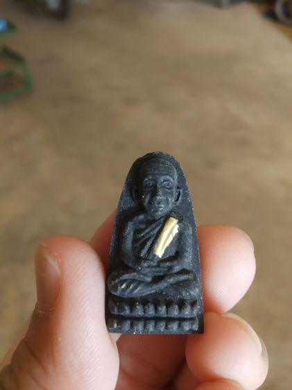 พระเนื้อว่านดำผสมผง(พระรูปเหมือนพระหลวงปู่ทวดฝังตะกรุด(เนื้อออกสีดำ)(วัดแสงธรรมบุราราม)(จังหวัดสมุทรปราการ))พระบ้านพระเครื่องรางของมงคล รูปที่ 3