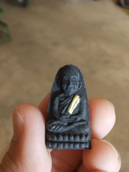 พระเนื้อว่านดำผสมผง(พระรูปเหมือนพระหลวงปู่ทวดฝังตะกรุด(เนื้อออกสีดำ)(วัดแสงธรรมบุราราม)(จังหวัดสมุทรปราการ))พระบ้านพระเครื่องรางของมงคล รูปที่ 2