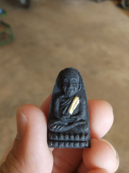 พระเนื้อว่านดำผสมผง(พระรูปเหมือนพระหลวงปู่ทวดฝังตะกรุด(เนื้อออกสีดำ)(วัดแสงธรรมบุราราม)(จังหวัดสมุทรปราการ))พระบ้านพระเครื่องรางของมงคล รูปที่ 4