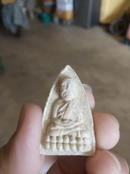 พระเนื้อว่านผสมผง(พระหลวงปู่ทวดหลังยันต์(ฝังตะกรุดเงินโรยผงตะไบ)พระหลวงพ่อเขียว(วัดระเว)(จังหวัดโคราชปี2538))พระเครื่องรางของมงคลพระบ้าน รูปที่ 3