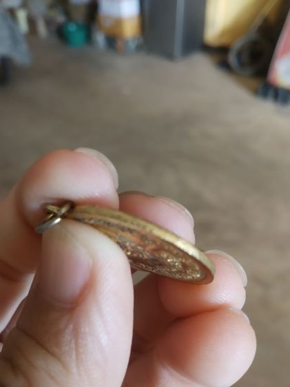 พระเหรียญเนื้อกะไหล่ทอง(พระหลวงพ่อโสธร(ลงยาสีน้ำเงิน)หลังพระครูปลัดตี๋วัดบางเสาธง(ฉลองกรุงรัตนโกสินทร์200ปี)(กรุงเทพมหานครปี2525))พระบ้าน รูปที่ 15