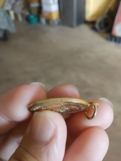 พระเหรียญเนื้อกะไหล่ทอง(พระหลวงพ่อโสธร(ลงยาสีน้ำเงิน)หลังพระครูปลัดตี๋วัดบางเสาธง(ฉลองกรุงรัตนโกสินทร์200ปี)(กรุงเทพมหานครปี2525))พระบ้าน รูปที่ 11