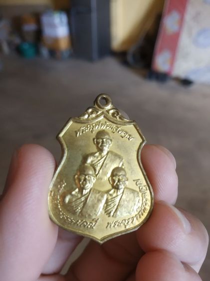 พระเหรียญเนื้อกะไหล่ทอง(เหรียญสามบูรพาจารย์วัดลานคา(เหรียญอาร์ม)(รุ่นบูรพาจารย์)(จังหวัดสุพรรณบุรีปี2543))พระบ้านพระเครื่องรางของมงคล รูปที่ 2