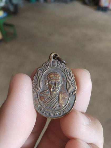 พระเหรียญเนื้อทองแดงพิมพ์เสมา(พระรูปเหมือนพระหลวงพ่อฉลาดหลังยันต์(วัดบ้านป้อม)(จังหวัดสุโขทัย))พระบ้านพระเครื่องรางของมงคล รูปที่ 5