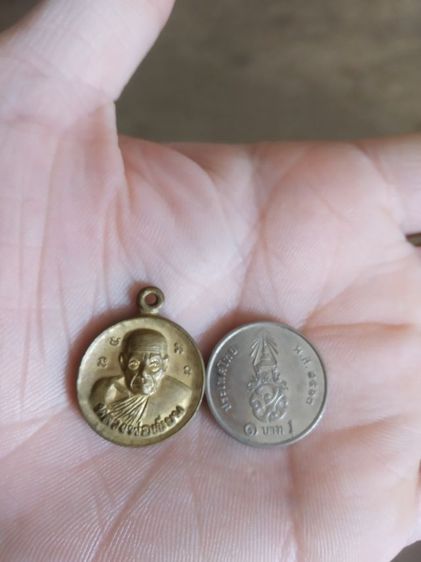 พระเหรียญเนื้อทองเหลืองพิมพ์เล็ก(พระรูปเหมือนพระหลวงพ่อเขียน(ธัมมรักขิโต)(วัดวังตะกู)(จังหวัดพิจิตรปี2543))พระบ้านพระเครื่องรางของมงคล รูปที่ 2