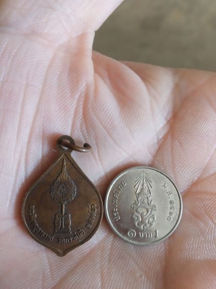 พระเหรียญเนื้อทองแดงพิมพ์เล็ก(พระสิงห์บูราจารย์(แป้น)หลังพัดยศวัดกระทุ่มปี่(จังหวัดสิงห์บุรี))พระบ้านพระเครื่องรางของมงคล รูปที่ 9