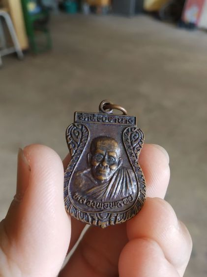 พระเหรียญเนื้อทองแดงรูปทรงใบเสมา(พระรูปเหมือนพระหลวงพ่อพลอย(วัดห้วยขานาง)(จังหวัดอุทัยธานีปี2538))พระบ้านพระเครื่องรางของมงคล รูปที่ 6