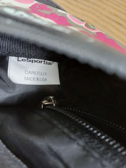 LeSportsac Floral Bag
Made in USA. 🇺🇸 
สีเทา ลายดอกไม้หลากสี   รูปที่ 10