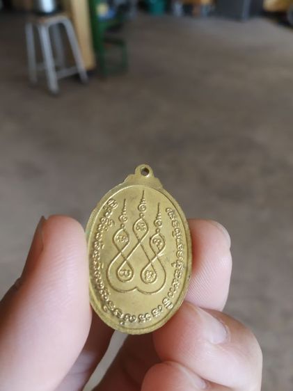 พระเหรียญเนื้อกะไหล่ทอง(พระครูมณีคณาภรณ์วัดริ้วหว้า(จังหวัดอ่างทอง))พระบ้านพระเครื่องรางของมงคล รูปที่ 8