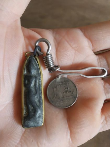 พระเนื้อชินตะกั่วในขอบทองเหลือง(พระปางลีลากำแพงทุ่งเศรษฐีหรือพระปางลีลากำแพงเขย่ง(บอกไม่ได้ว่าเกจิใดเป็นผู้สร้าง))พระเครื่องรางของมงคล รูปที่ 4