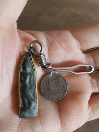 พระเนื้อชินตะกั่วในขอบทองเหลือง(พระปางลีลากำแพงทุ่งเศรษฐีหรือพระปางลีลากำแพงเขย่ง(บอกไม่ได้ว่าเกจิใดเป็นผู้สร้าง))พระเครื่องรางของมงคล รูปที่ 2