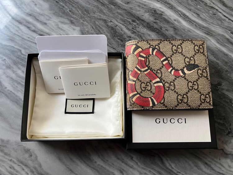 น้ำตาล Gucci Kingsnake print GG Supreme wallet