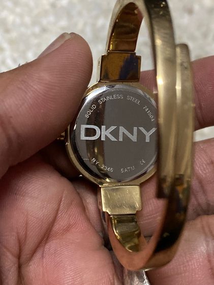 นาฬิกายี่ห้อ DKNY  ของแท้มือสอง สภาพใหม่สวย กำไลทอง อร่าม ฟิล์มกระจกยังไม่ลอก วงข้อมือประมาณ 6 นิ้วครึ่ง  1200฿ รูปที่ 3