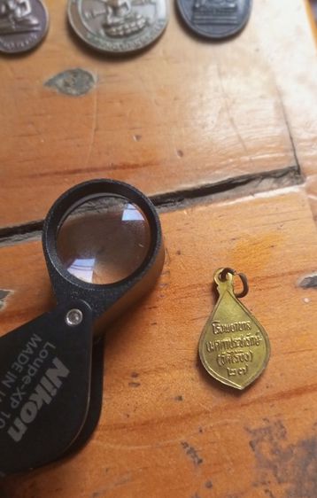 เหรียญหยดน้ำพิมพ์เล็ก เนื้อทองฝาบาตร หลวงพ่อวัดไร่ขิง รุ่นสร้างโรงพยาบาลเมตตาประชารักษ์ ปี พ.ศ. 2527 รูปที่ 3