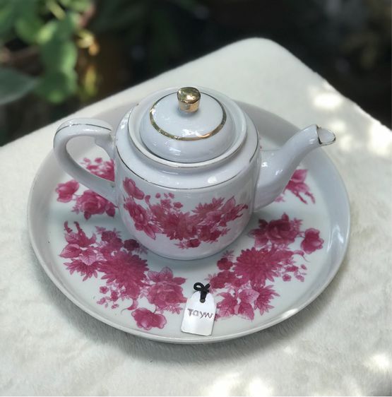 Tea Pot กาน้ำชาพร้อมถาดรอง ลายดอกแดง ดอกสวยสีสด น้ำทองเข้ม ขนาดกา กว้างหูถึงพวยกา 7.5 นิ้ว ตัวอ้วน 4.5 นิ้ว สูง 5.3 นิ้ว รูปที่ 5