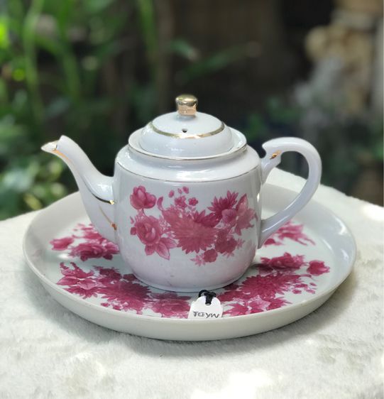 Tea Pot กาน้ำชาพร้อมถาดรอง ลายดอกแดง ดอกสวยสีสด น้ำทองเข้ม ขนาดกา กว้างหูถึงพวยกา 7.5 นิ้ว ตัวอ้วน 4.5 นิ้ว สูง 5.3 นิ้ว รูปที่ 4