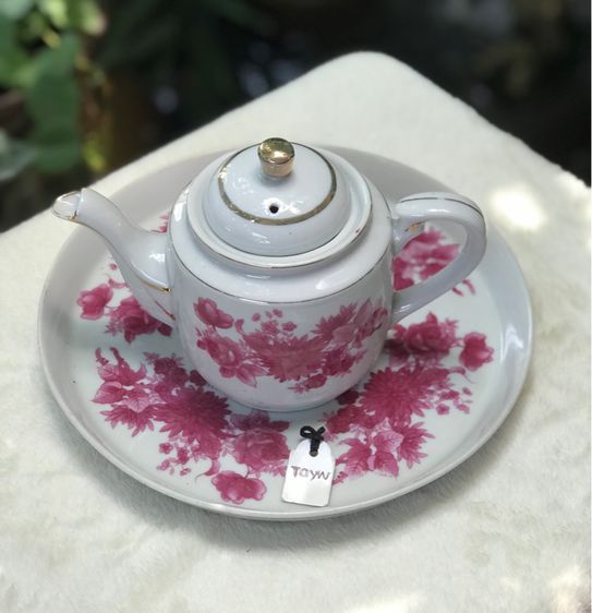 Tea Pot กาน้ำชาพร้อมถาดรอง ลายดอกแดง ดอกสวยสีสด น้ำทองเข้ม ขนาดกา กว้างหูถึงพวยกา 7.5 นิ้ว ตัวอ้วน 4.5 นิ้ว สูง 5.3 นิ้ว รูปที่ 6