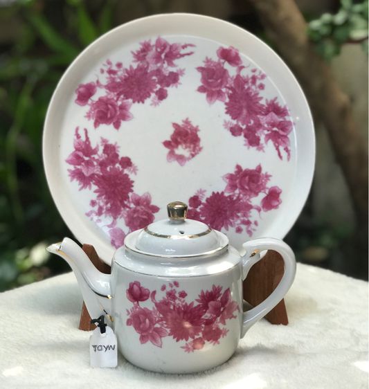 Tea Pot กาน้ำชาพร้อมถาดรอง ลายดอกแดง ดอกสวยสีสด น้ำทองเข้ม ขนาดกา กว้างหูถึงพวยกา 7.5 นิ้ว ตัวอ้วน 4.5 นิ้ว สูง 5.3 นิ้ว รูปที่ 1
