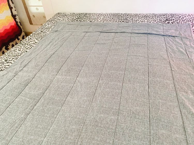 ผ้าห่ม ขนาด 4.5-5ฟุต เอิร์ธโทนสีเทาเย็บลายลอนทั้งผืน ด้านบนมีระบาย (สภาพใหม่) มือสองสภาพดี สินค้าญี่ปุ่น-เกาหลีแท้ รูปที่ 2