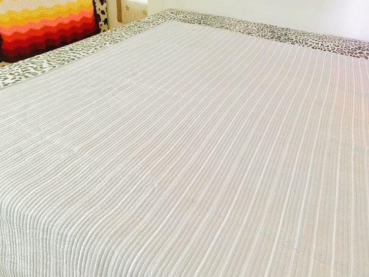 ผ้าห่ม (แบบบาง) ขนาด 4.5-5ฟุต สีเทาลายทางเย็บลายลอนทั้งผืน มือสองสภาพดี สินค้าญี่ปุ่น-เกาหลีแท้ รูปที่ 2