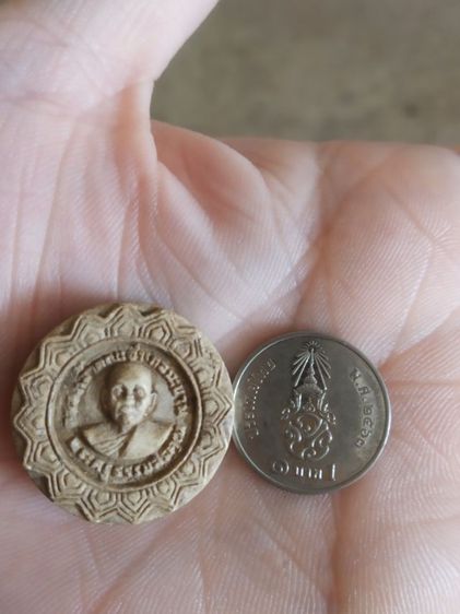 พระเนื้อผงจันทร์ลอยผสมพระเกศา(พระครูธรรมสรคุณ(เขียน)(ขนธสโร)(เทพเจ้าแห่งขุนเขาคิชฌกูฏ)วัดกระทิง(จังหวัดจันทบุรีปี2539))พระเครื่องรางของมงคล รูปที่ 2