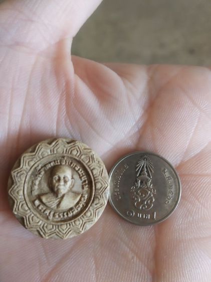 พระเนื้อผงจันทร์ลอยผสมพระเกศา(พระครูธรรมสรคุณ(เขียน)(ขนธสโร)(เทพเจ้าแห่งขุนเขาคิชฌกูฏ)วัดกระทิง(จังหวัดจันทบุรีปี2539))พระเครื่องรางของมงคล รูปที่ 4